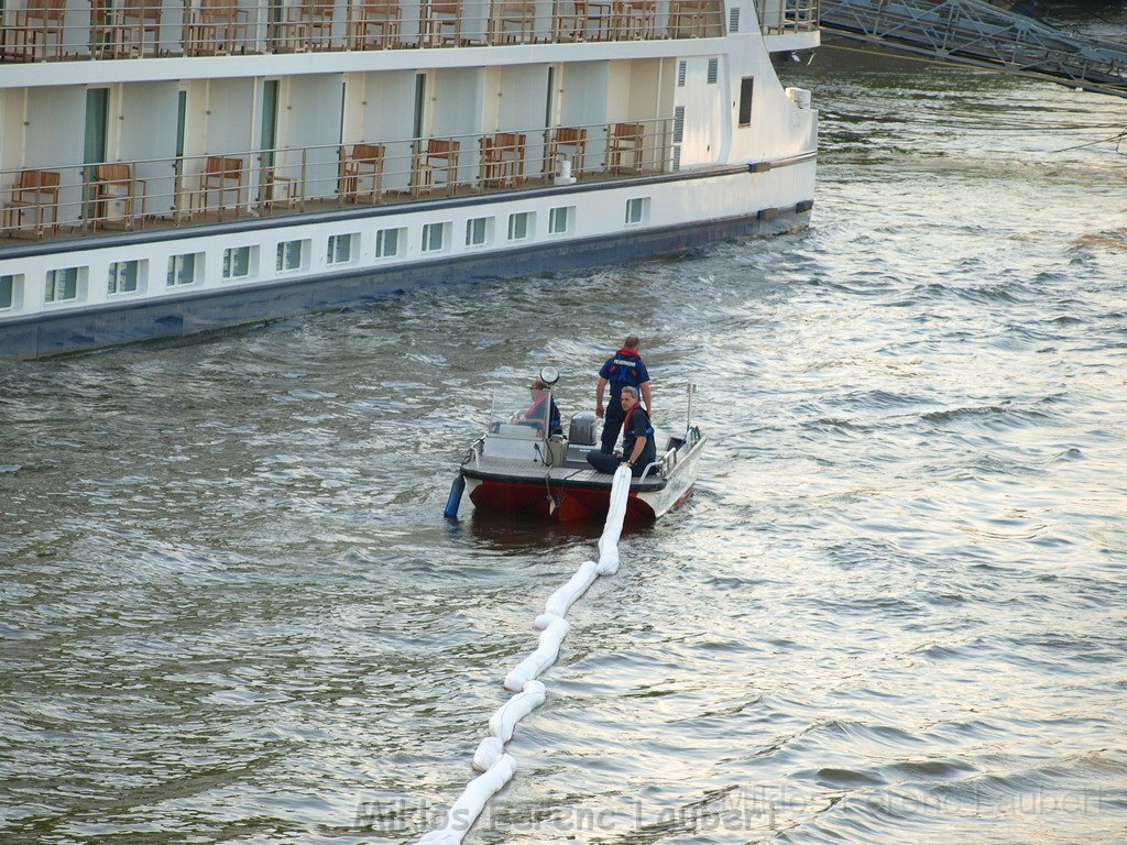 Aus Schiff laeuft Dieselkraftstoff aus Hoehe Koeln Schokoladenmuseum P23.JPG
